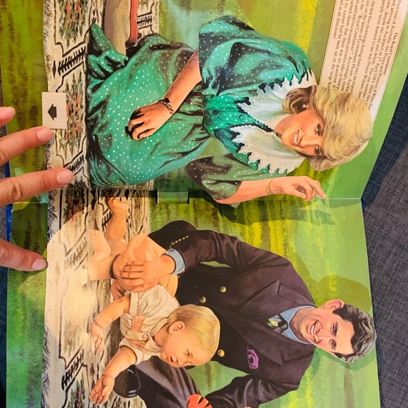 The royal family pop-up book - Picture 3 of 5